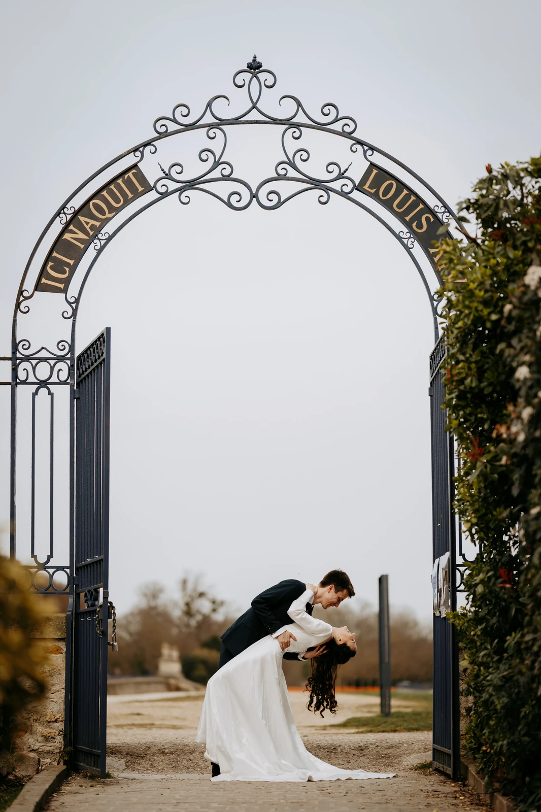 dip under arch wedding in paris destination