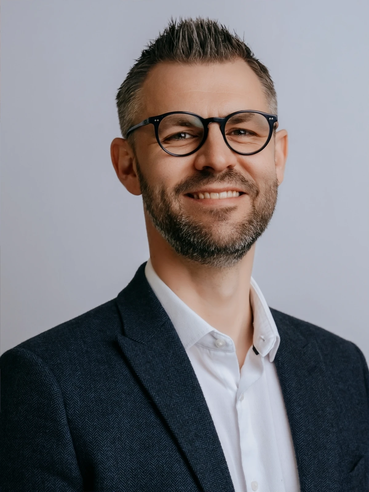 professional business headshot cambridgeshire man blue